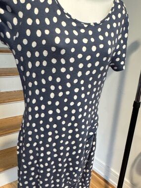Hawthorne Polka Dot Scoop Neck T-Shirt Dress in Navy and White
